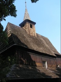 Kostel: Filiální dřevěný kostel sv. Ondřeje z r. 1551, kulturní památka