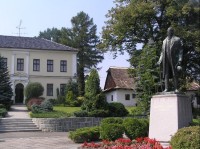 Hodslavice: Pohled na sochu rodáka F. Palackého, v pozadí vlevo budova obecního úřadu s knihovnou, vpravo rodný dům F. Palackého