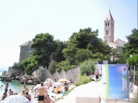 Bol - ostrov Brač: pláž u kostela