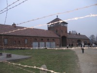 Vstupní brána do koncentračního tábora v Birkenau (Březince)