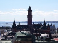 Výhled na město a moře: Výhled na město Helsingborg a moře v dáli už je vidět Dánsko(město Helsingor), pravidelná přeprava trajekty zhruba jednou za hodinu i častěji  