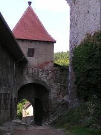 Vstupní brána s hradní cestou
