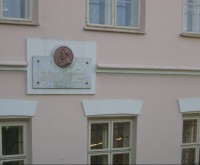 Deska na rodném domě L. Janáčka: Asi 300 m od Památníku Leoše Janáčka