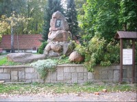 Pomník básníka Josepha Eichendorffa: Pomník tvoří několik velkých bludných kamenů spojených v obelisk, na němž je bronzová deska s reliéfem jeho tváře a jménem Joseph Freiherr Eichendorff 1788-1857 (Josef svobodný pán Eichendorff). Památník byl slavn