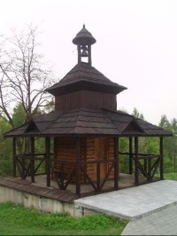 zvonička u vchodu na hřbitov