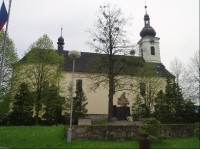 kostel s památníkem