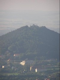 Výhled na zříceninu Starý Jičín při sestupu z vrcholu na Strážnici - zoom