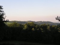 Výhled na Svinec při sestupu z vrcholu na Strážnici