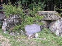 Chlebovice-památník básníka Františka Lazeckého: Památník se nachází u horní stanice vleku vedle rozhledny