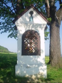kaplička nad vesnicí cestou do Palkovic
