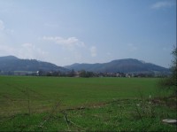 pohled na CHlebovice od Zelinkovic, v pozadí Palkovické hůrky