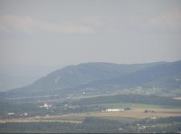 Pohled z rozhledny v Chlebovicích,  vpředu Sklaice (kostel),vzadu Kyčera, vpravo úbočí Prašivé- zoom