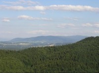 Pohled z rozhledny v Chlebovicích, vzadu uprostřed hřebenu Prašivá