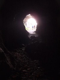 pohled ze zadní části jeskyně ke vchodu