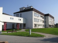 Fryčovice-základní škola: Fryčovice-střed, základní škola, v popředí průchod do Relax Centra