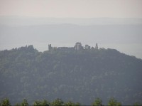 Výhled z vrcholu na zříceninu Starý Jičín - zoom