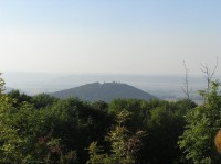 Výhled z vrcholu na zříceninu Starý Jičín