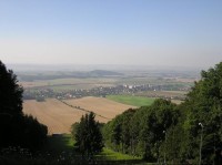 Výhled od chaty pod vrcholem na sjezdovku a Nový Jičín