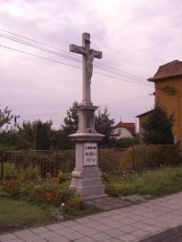 kříž na křižovatce u zastávky autobusu