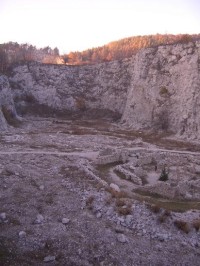pohled do arboreta, v popředí kamenný labyrint