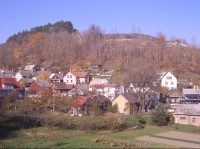 pohled směrem na Kamenárku z centrálního parkoviště ve Štramberku
