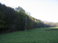 pohled z pravého břehu Ondřejnice na hradní vrch Hukvaldy