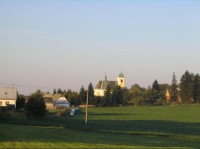 Pohled na kostel v Rudě od rozcestí