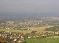 Pohled na Lysůvky z rozhledny na Kabátici (horní řada domků, uprostřed Zelinkovice, dole Chlebovice)