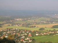 Pohled z rozhledny na Kabátici, Zelinkovice reprezentuje řada domků uprostřed snímku