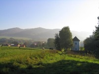 Pohled na Dolní Sklenov od větrného Mlýna, v pozadí Pálkovické Hůrky