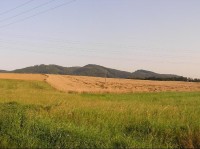 pohled ze silnice mezi Fryčovicemi a Rychalticemi, Přední Babí hora uprostřed
