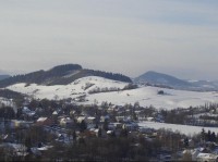 výhled na kopec Hůrky (vlevo) a Bílou horu (vpravo vzadu), cca 5 min od lavičky