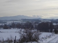 výhled na Beskydy (uprostřed v mracích Lysá hora)