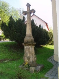 kříž u kostela před oborní bránou