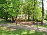 v parku u Sokolovny ve Frýdku