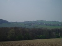 pohled z Řepníku na Staříč, v pozadí kopec Kamenná
