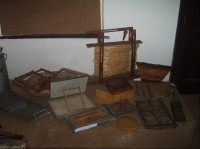 v expozici muzea včelařství - připravky pro odlévání pláství