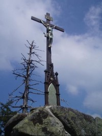 detail kříže na mohyle