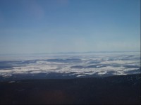 Výhled z rozhledny, na horizontu hřeben Beskyd, uprostřed Lysá hora, napravo od ní obrysy Malé Fatry: Kromě Malé Fatry (vpravo od Lysé hory), byly vidět i obrysy Tater (vlevo od Lysé). Záběr je zkreslen focením přes sklo, bohužel snímky od paty rozhl