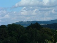 Lysý vrch: Větrné elektrárny - od Machnina.