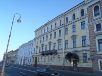 Zde žil A .S. Puškin, vpravo, v modrém domě M. Kutuzov