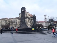 Věž radnice vpravo vzadu od Ševčenkova pomníku