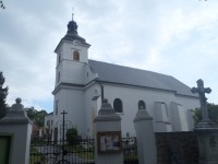 Kostel s vchodem na hřbitov