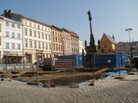 Léto 2012, sloup při opravě náměstí