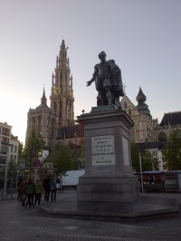 Rubensův pomník a katedrála vzadu