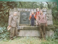 Stejné místo, rok 1987. Můj táta Otakar Vašek, synovec Petra Bezruče a vnuk Antonína Vaška, mí synové Martin a Honza, bratr Jaromír