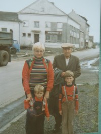 Rok 1987, u rodného domu A.V. s tátou, Martinem a Honzou