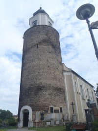 Věž a kostel zblízka