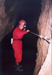 Krásnohorská jaskyňa: Přechod podzemního jezera po lanové lávce