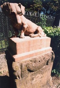 Mauzóleum Andrássyovcov: Pomník oblíbeného psa